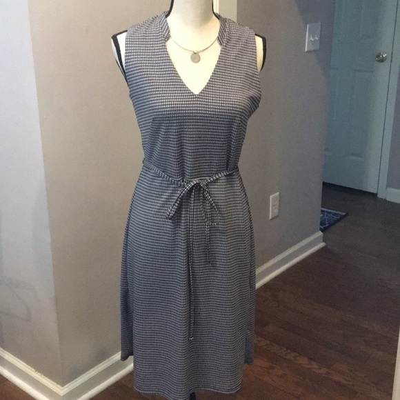 Ann Taylor Dresses & Skirts - Ann Taylor v neck/sleeveless dress. Small